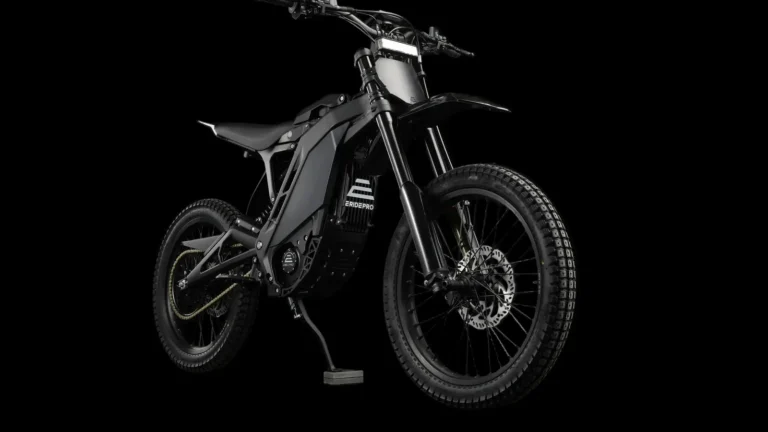 Cross electric E RIDE PRO fotografiat în studio, pe fundal negru, cu reflexie pe podea