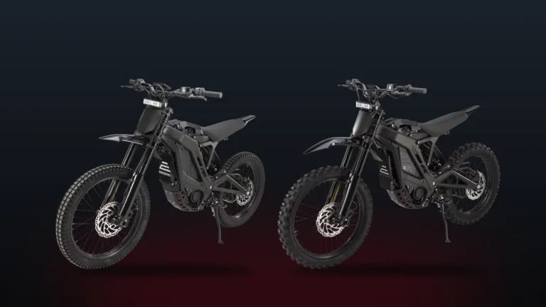 E RIDE PRO SS 3.0 (stânga) și E RIDE PRO SR (dreapta), unul lângă altul